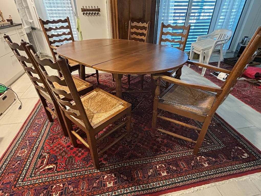 Tables: Holztisch mit geflochten Stühlen – D'occasion à Jona par Nimbe 4