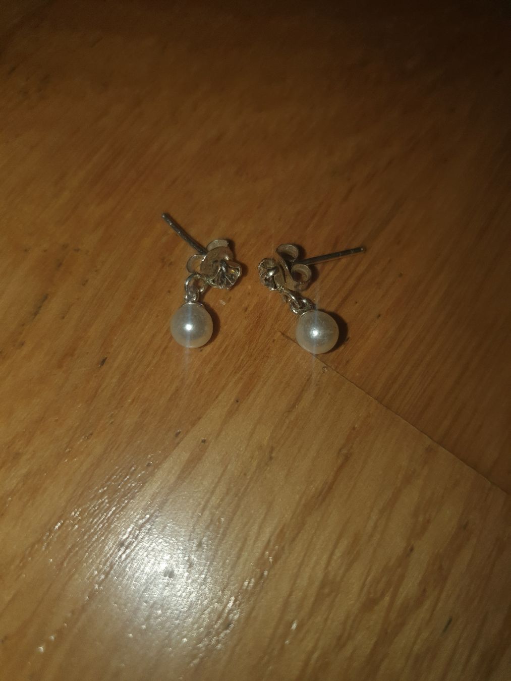 Boucles d'oreille: Elegante Ohrstecker mit unechten Perlen – D'occasion à Moosseedorf par Sonnenschein..