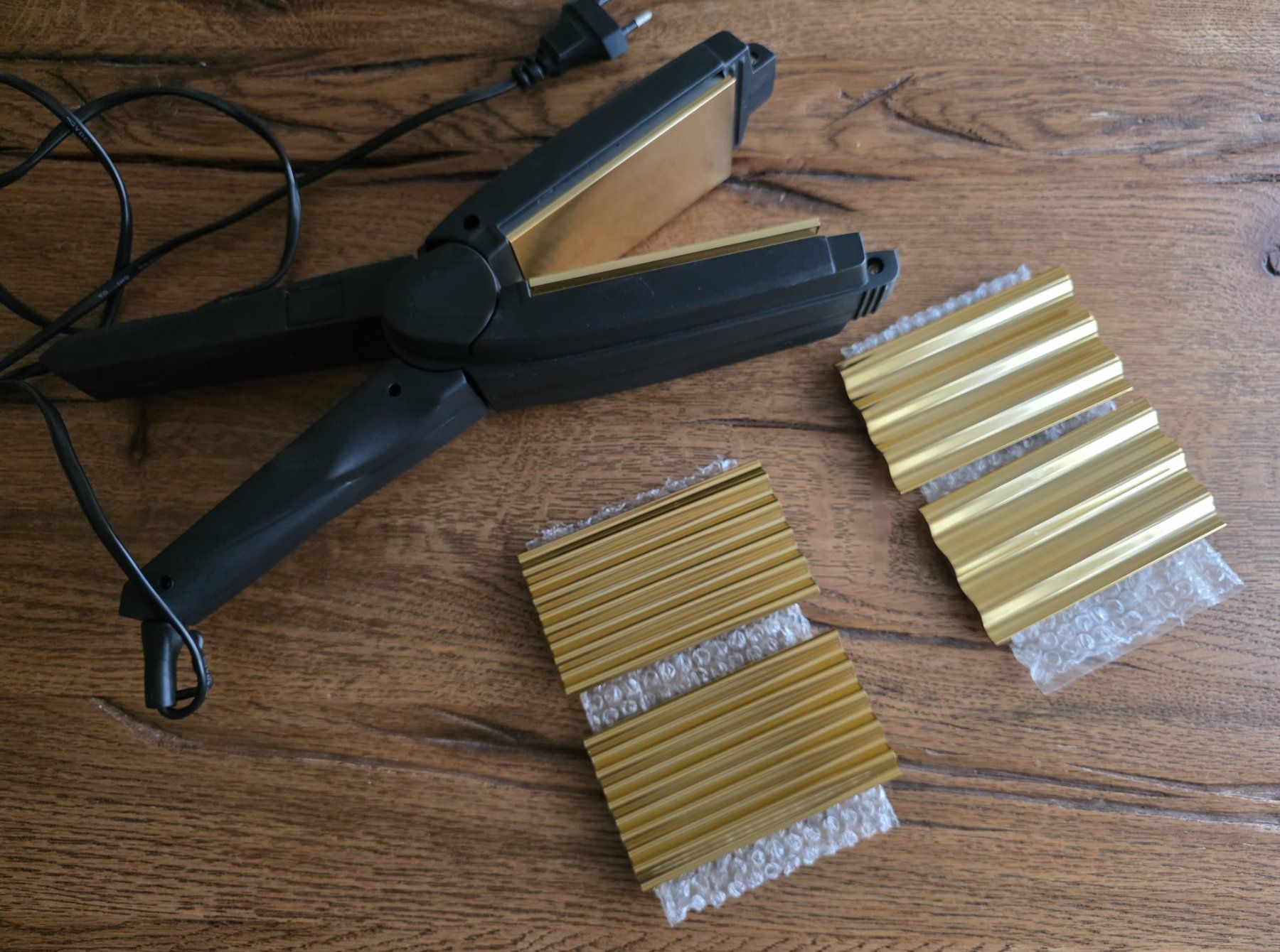 Piastre & Arricciacapelli: Haarstyling-Gerät mit austauschbaren Platten – Usato da Basel venduto da sci_67ms