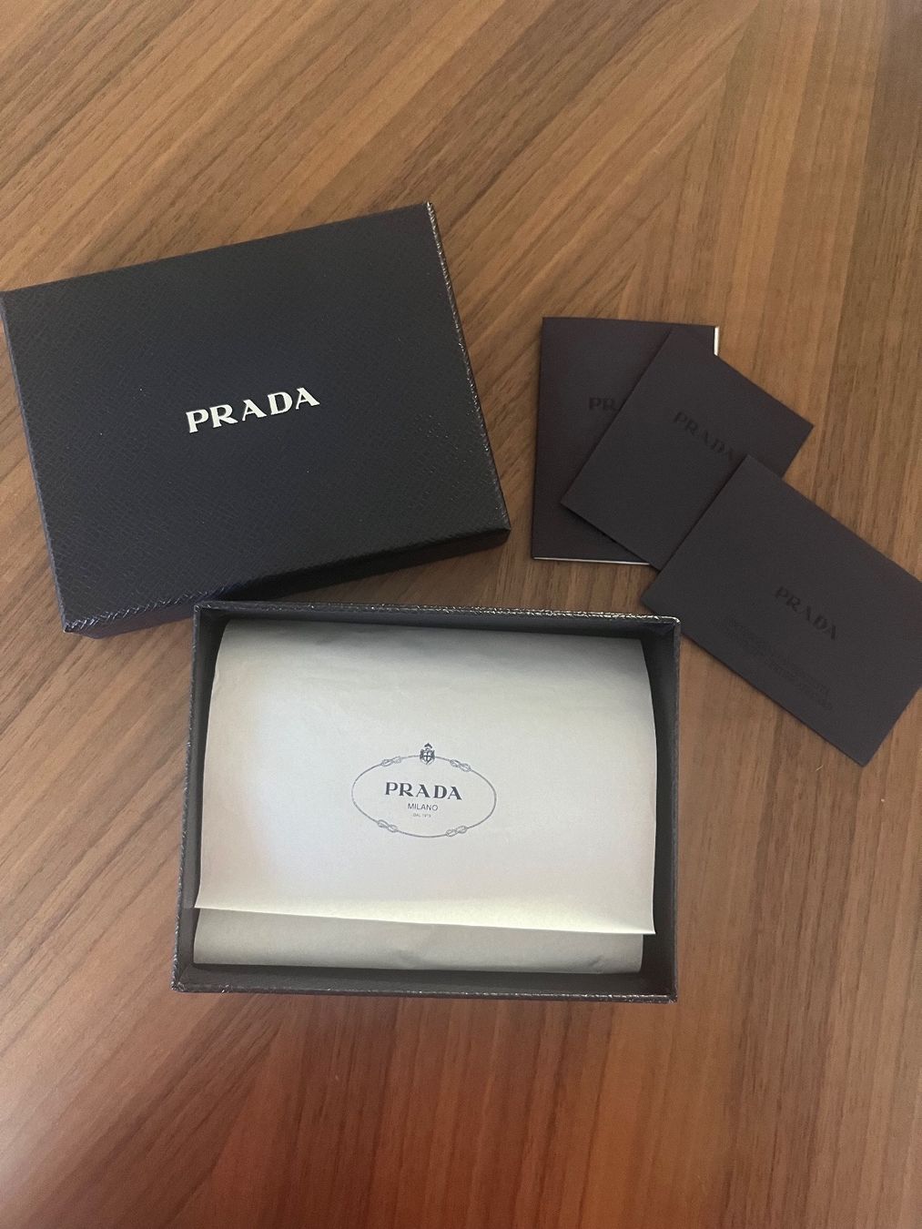 Prada Portafogli: Prada Small Saffiano Leather Wallet – Nuovo (secondo la descrizione) da Aarburg venduto da roc_9n2c 5