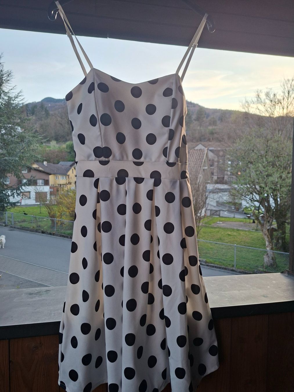 Vestiti: Sommerkleid mit schwarzen Punkten – Nuovo (secondo la descrizione) da Buchs SG venduto da het_ylh6 1