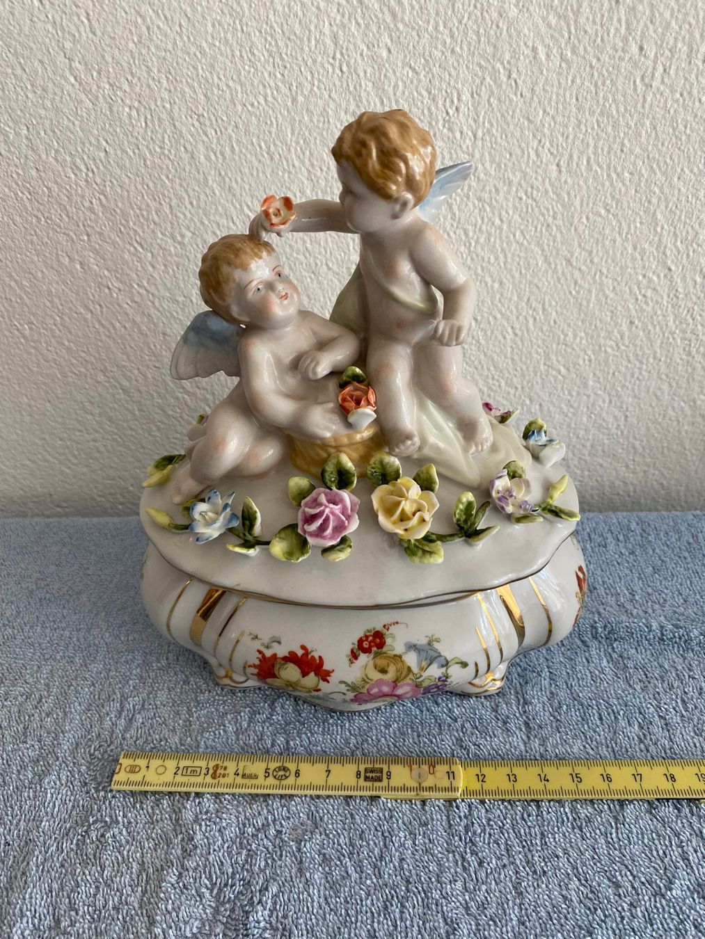 Tutte le decorazioni: ANTIKE DECKELDOSE MIT PUTTI ab Fr. 77.- – Usato da Berschis venduto da Mosch