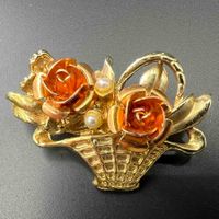 Brosche Korb mit Rosen und Perlen (Material unbekannt)