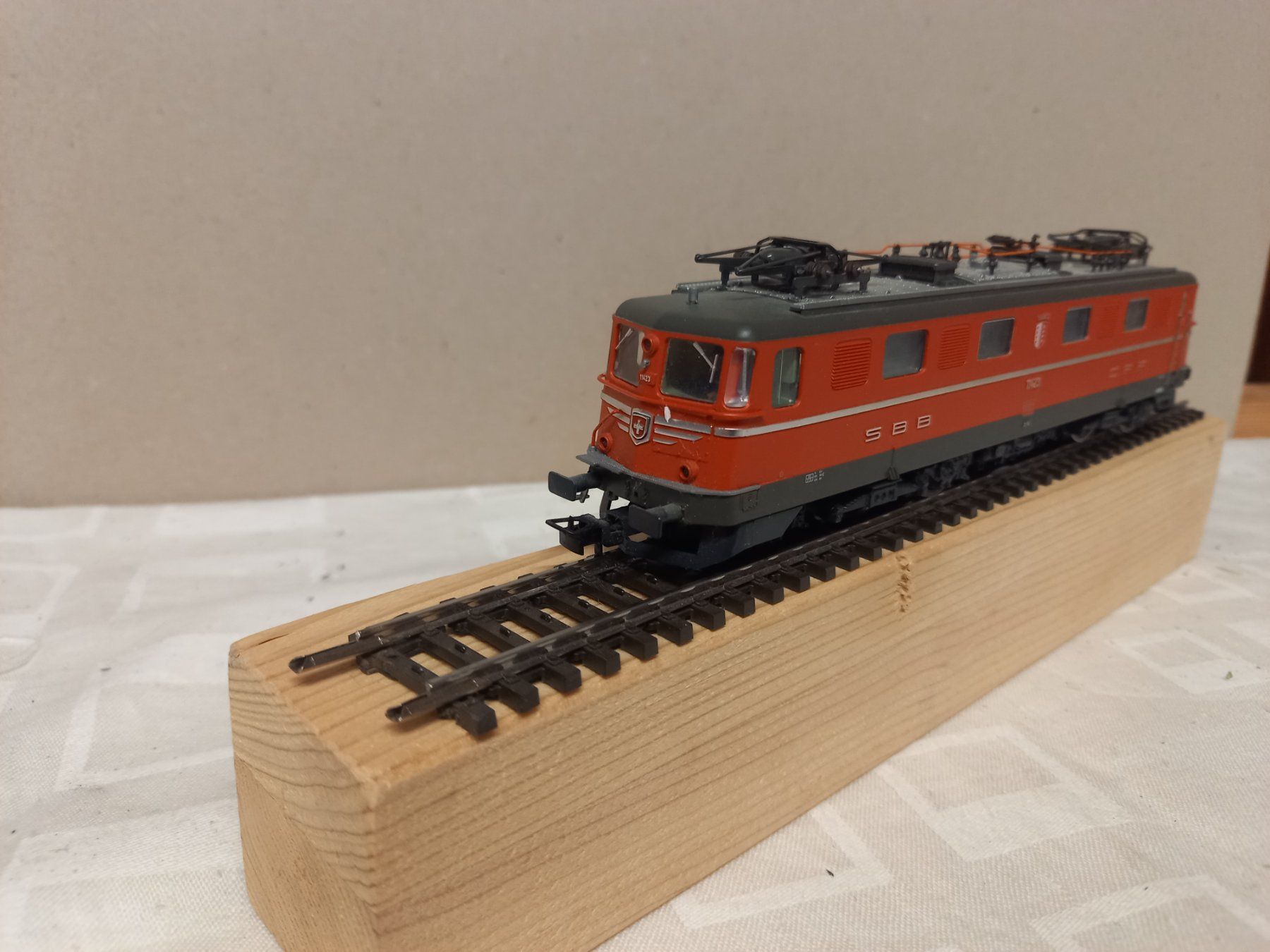 Roco Modelleisenbahnen: Rocco Ae 6/6 rot  Kantonswappen   Valais – Gebraucht aus Buochs von Bronsen46 1