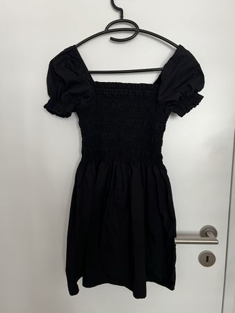  Schwarzes Puffärmel-Kleid von H&M