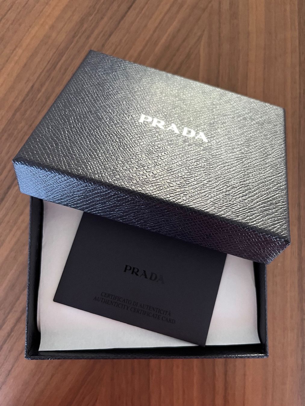 Prada Portafogli: Prada Small Saffiano Leather Wallet – Nuovo (secondo la descrizione) da Aarburg venduto da roc_9n2c 4