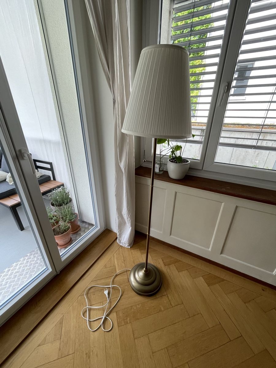 Ikea Lampade: Stehlampe ÄRSTID Messing/Weiss – Usato da Olten venduto da ann_8ghr