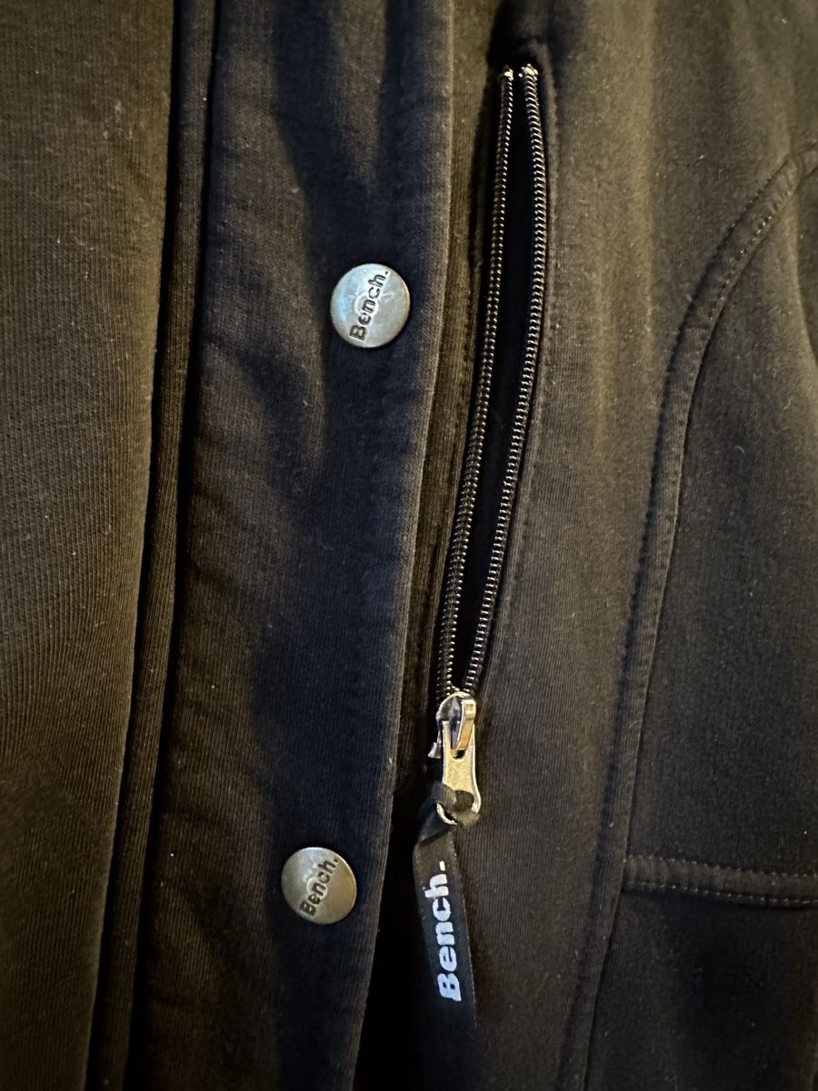 Bench Giacche: Bench Jacket: Black, hooded, perfect for cooler weather – Usato da Zürich venduto da Yuece 5