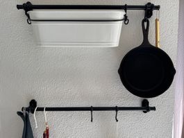 2x Stange 58cm, 5 Hacken und 1 Behälter neuwertig