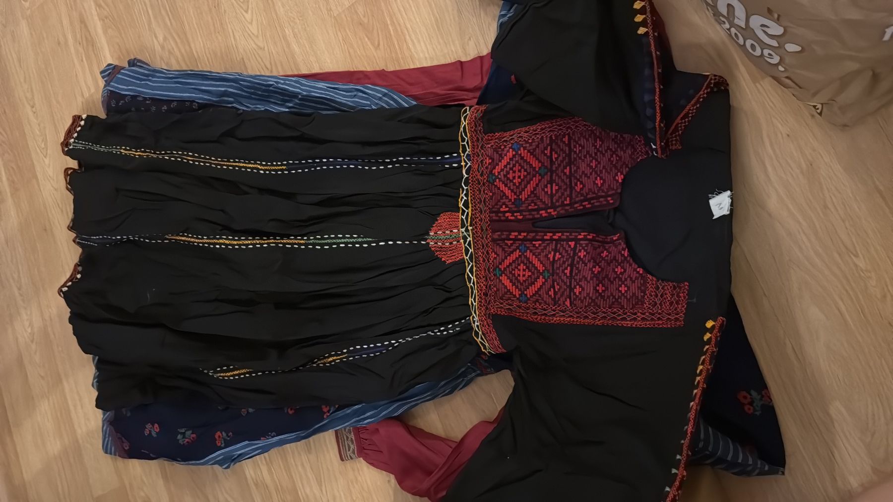 Robes: Kleid – Neuf (Voir description) à Olten par Saayis