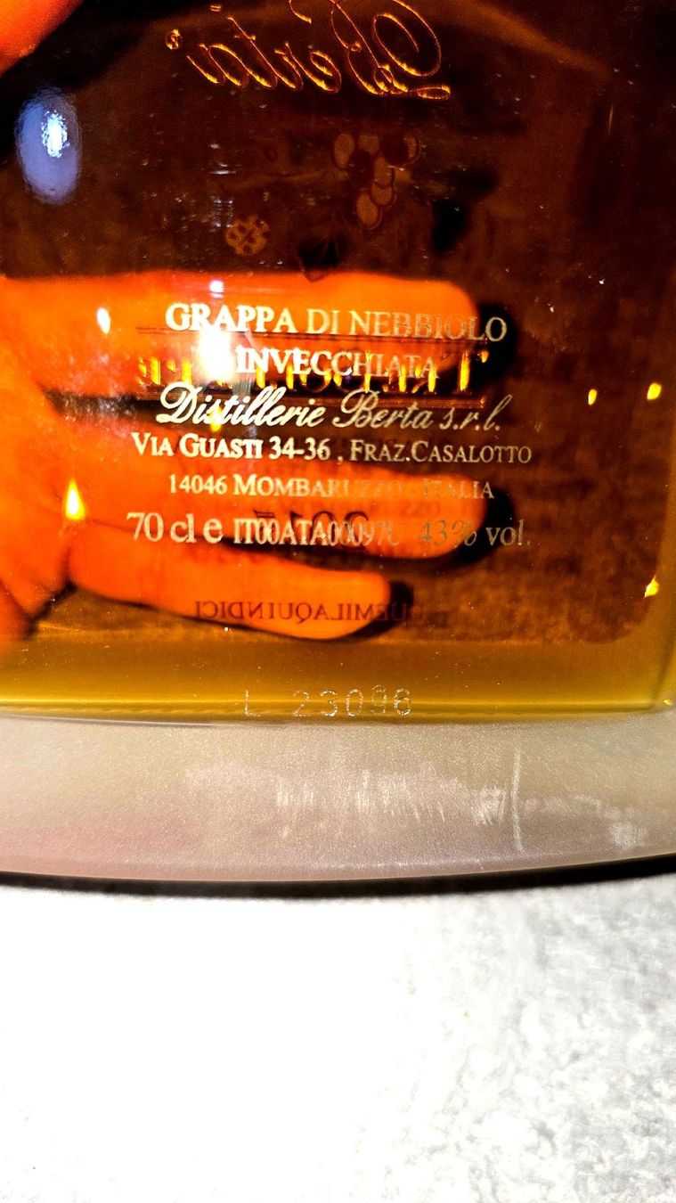Berta Bevande alcoliche: Berta Tre Soli Tre - Grappa di Nebbiolo Invecchiata 2015 – Nuovo e nell'imballaggio originale da Zürich venduto da Myrik_ 2