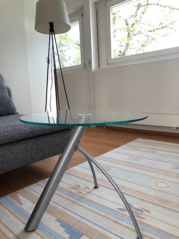 Tavoli: Designer-Beistelltisch mit Glasplatte – Usato da Dällikon venduto da Spili20