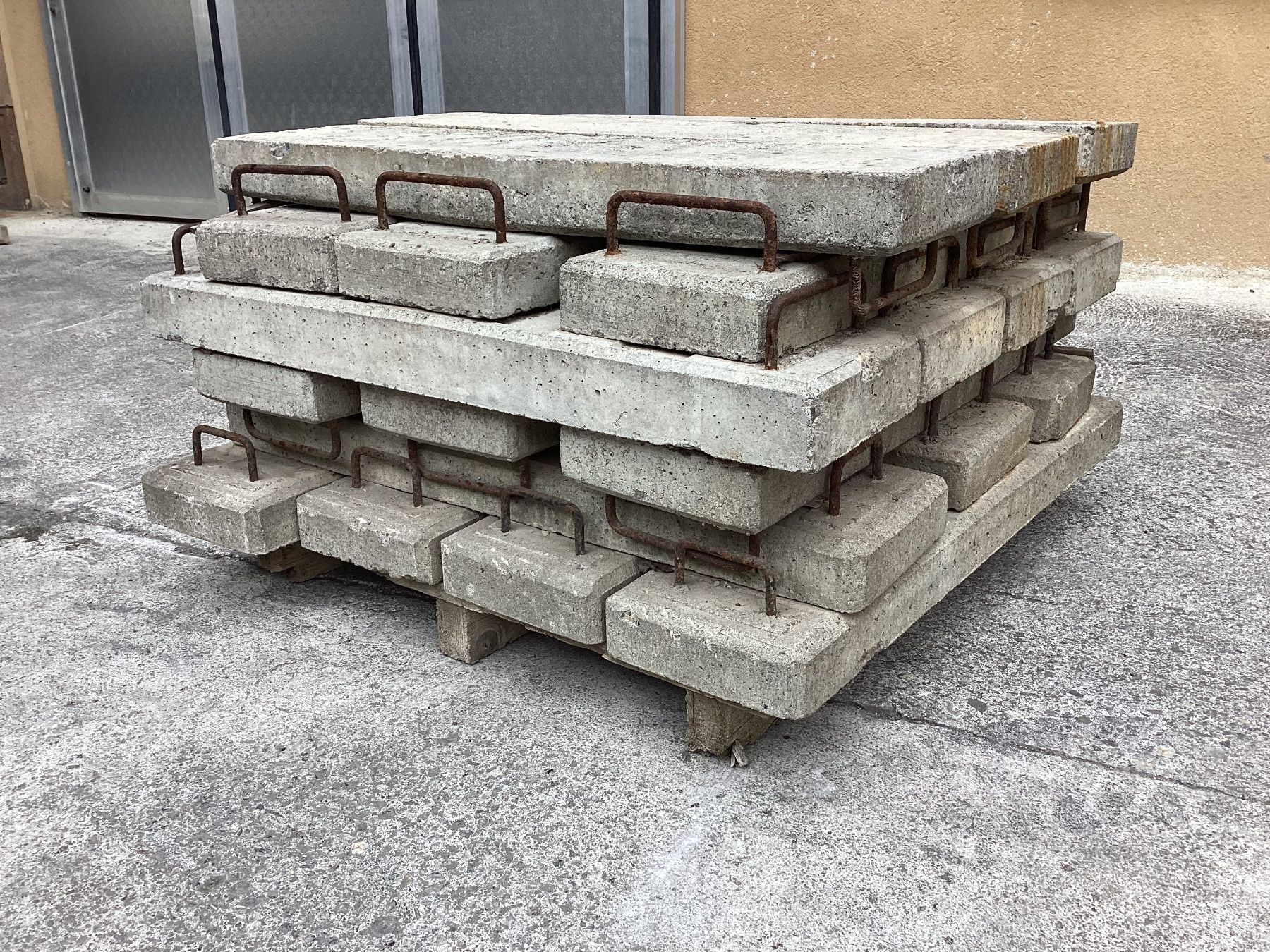 Piatti di portata: Abdeckplatten für Kabelschächte – Usato da niederurnen venduto da Hagugelmann