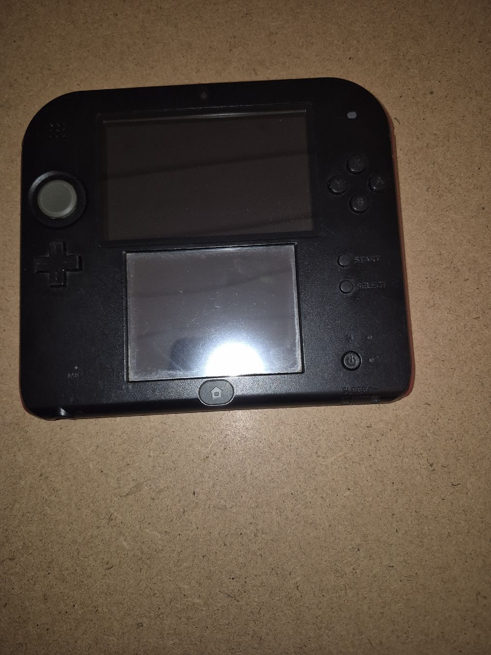 Nintendo Konsolen: Nintendo 2DS Noir et Rouge - bon état – Gebraucht aus Penthalaz von yve_wsq8