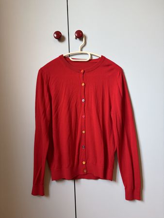 Rotes Jäckchen, farbige Knöpfe