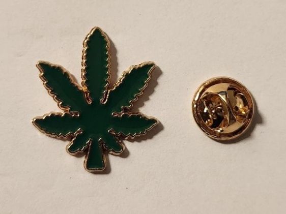 Placchette & Badge: Pin's feuille verte cannabis métal doré – Usato da Territet venduto da Cenh