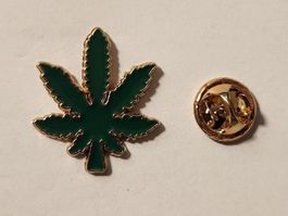 Pin's feuille verte cannabis métal doré
