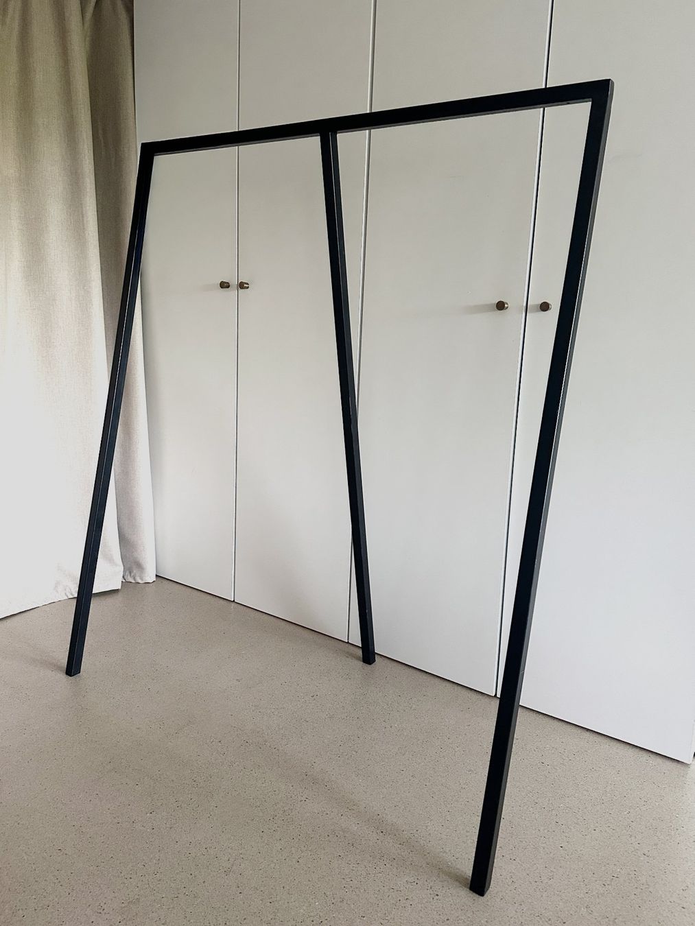 Hay Guardaroba: Design Garderobe Kleiderständer HAY Loop Stand (gross) – Usato da Kirchdorf AG venduto da cameoayiana
