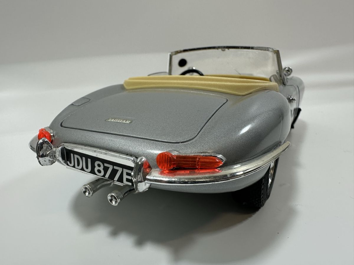 Bburago Modellini d'auto: 1961 Jagaur E Type Cabriolet 1:18, silbrig, BBURAGO – Usato da Zofingen venduto da rf9_x2xt 4