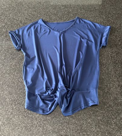 Damen Oberteil mit Knoten blau Grösse M neuer Zustand