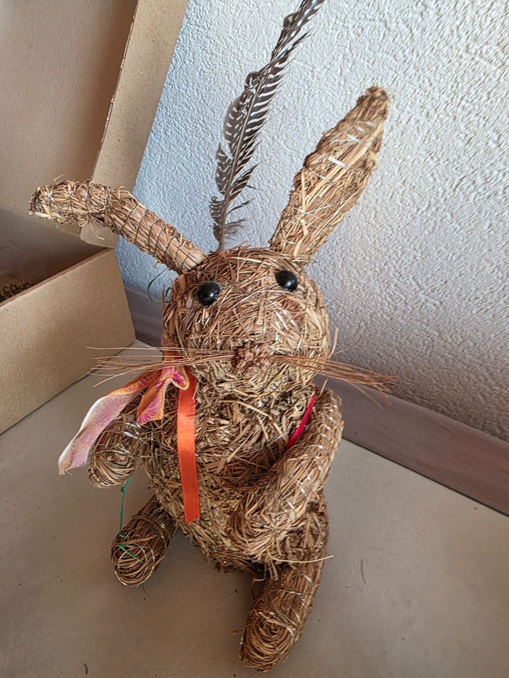 Figuren: Dekoration Oster Hase Stroh Handarbeit mit echten Accessoire – Gebraucht aus Walterswil BE von Lonitti