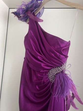 Lila Abendkleid, Gr. 40 mit Federn – Perfekt für den Ball!