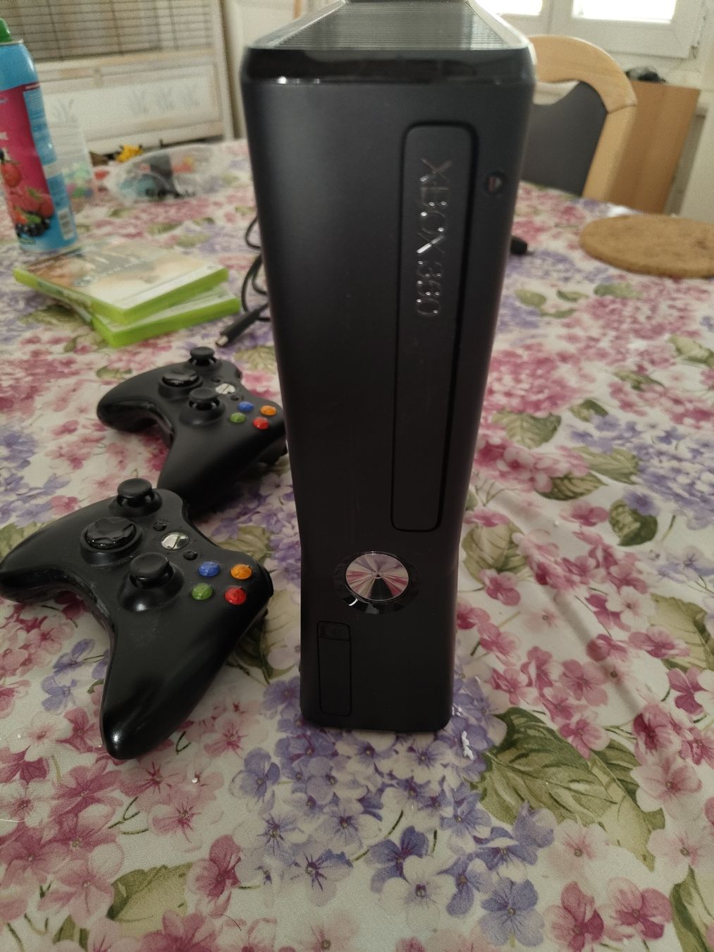 Microsoft Console: Console Xbox 360 S avec 2 manettes et 2 jeux – Usato da Court venduto da Chronoss 3