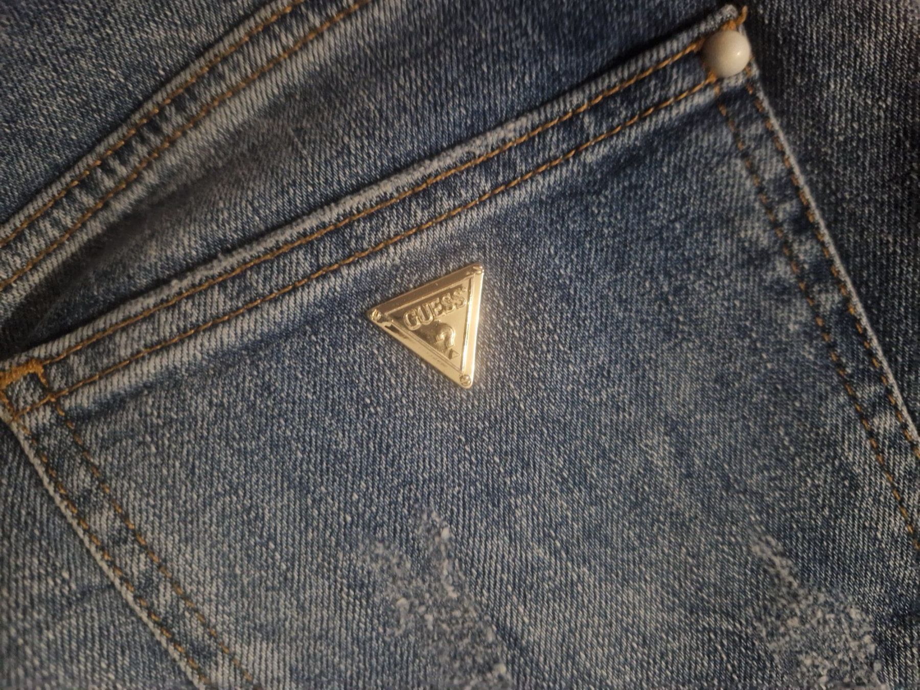 Guess Jeans: GUESS Damenjeans in Grösse 27 mit Perlengürtel – Usato da Emmen venduto da GrabandGo 4