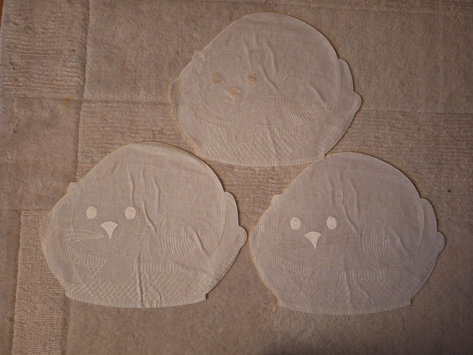 Set di tavolo e panche: 3er Set süsse Katzen-Tischdeckchen – Usato da Münchenstein venduto da soistes 1