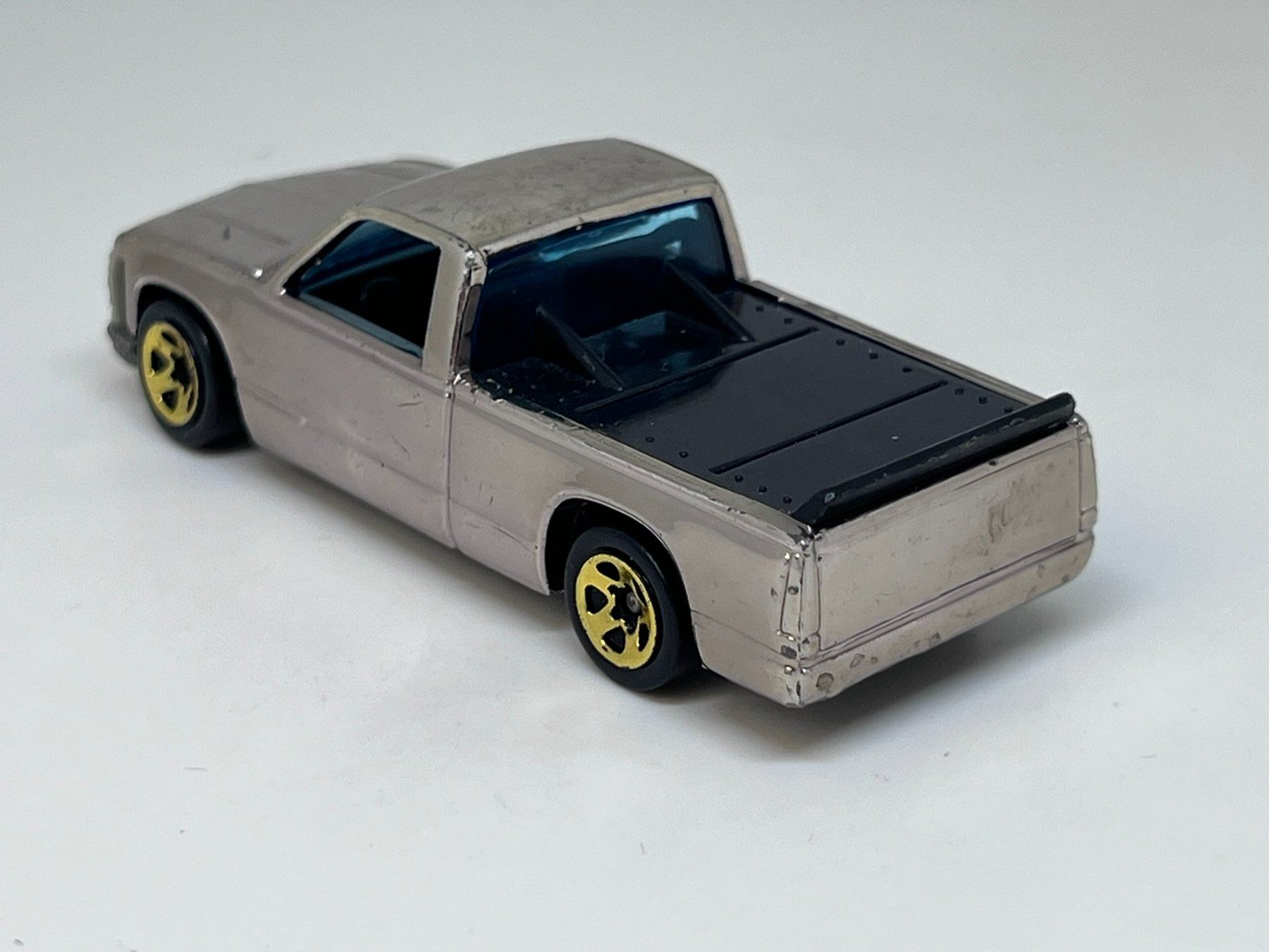 Hot Wheels Modellini d'auto: Hot Wheels Chevy 1500 #493 – Usato da Wildegg venduto da LaaBoutique 2