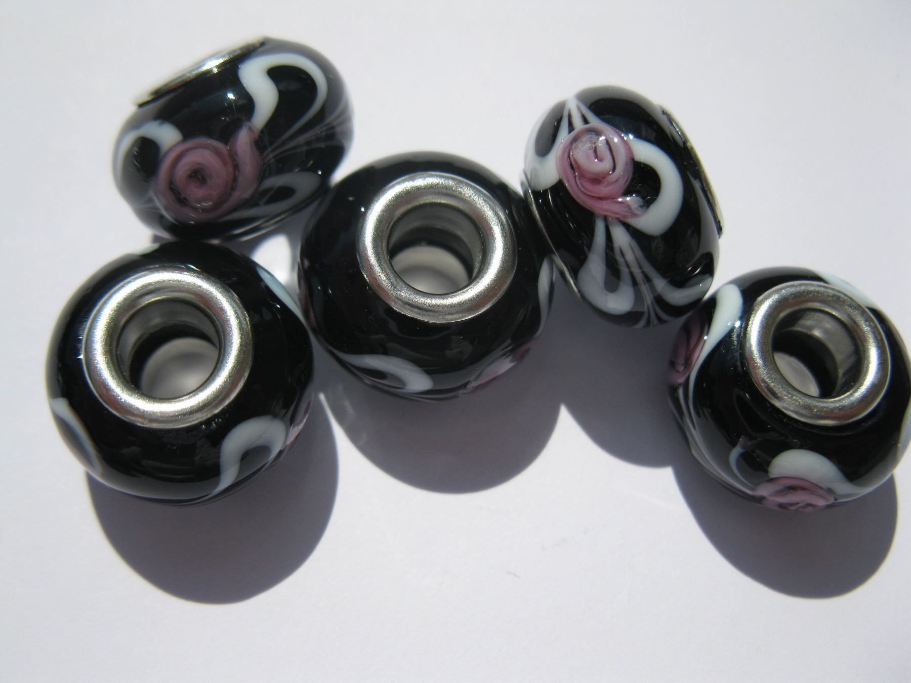 Perlen (unechte): 2 Grosslochperlen, Glas Beads schwarz mit Blume – Neu und originalverpackt aus St. Margarethen TG von LuanaKa