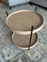 Beistelltisch aus Holz mit zwei Ablagefläschen