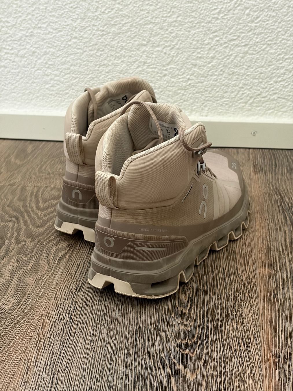 On Scarpe da donna: Chaussures de randonnée On Cloudrock beige 38 – Usato da Les Monts-de-Corsier venduto da Sandok 2