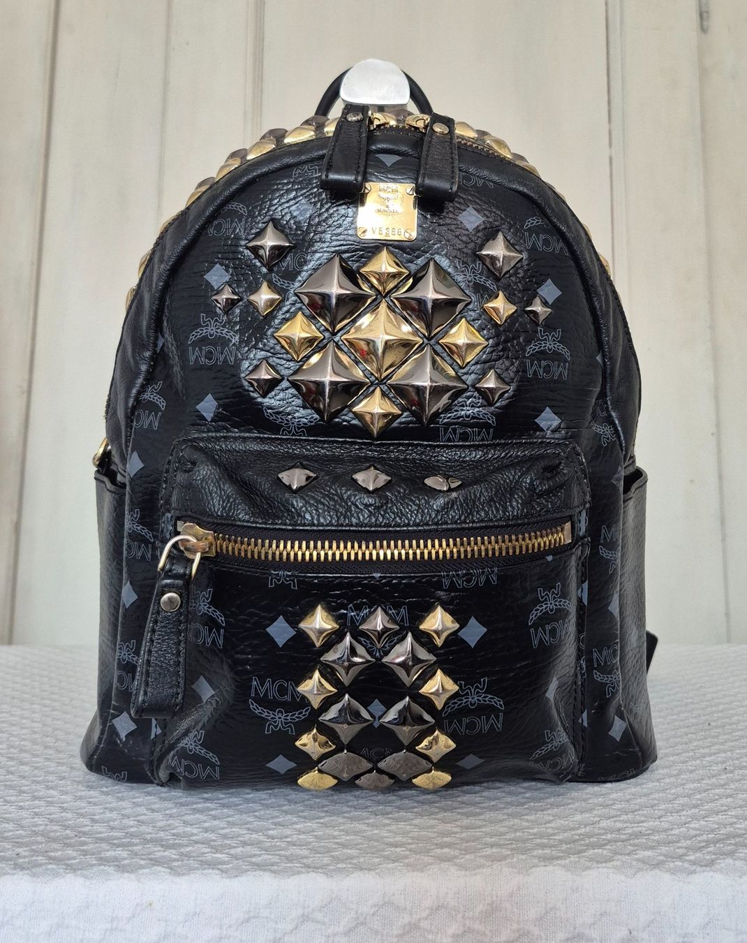 Mcm Zaini: MCM Rucksack mit Nieten – Usato da Dottikon venduto da Pega7