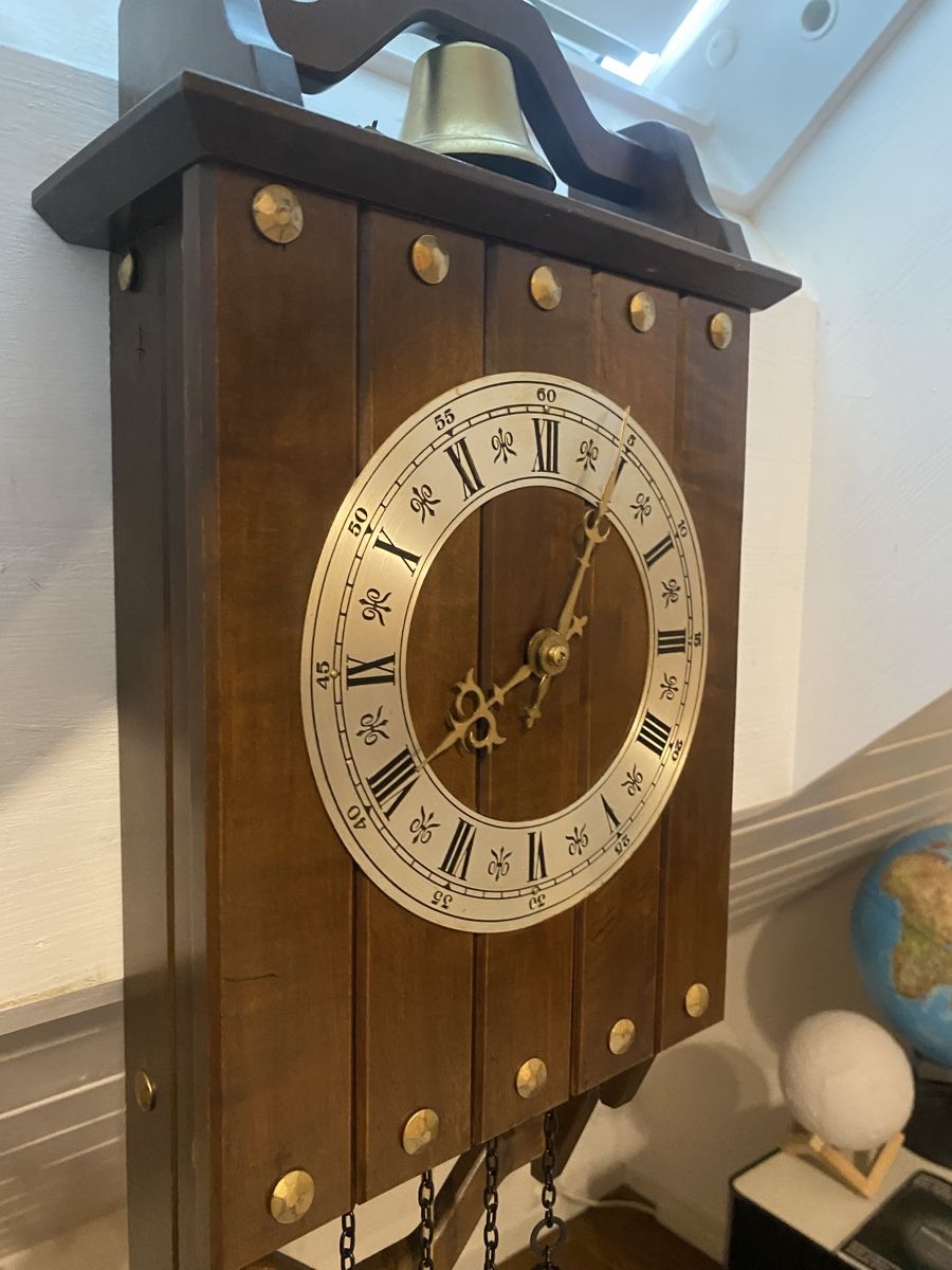 Uhren: Rustikale Holz-Wanduhr mit Glocke – Gebraucht aus Adetswil von rof01 1