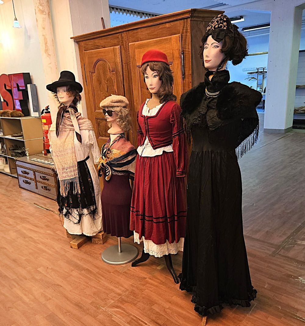 Altro in Decorazioni & Accessori: Schaufensterpuppen. Influenzerinnen. – Usato da Trun venduto da artantic 5