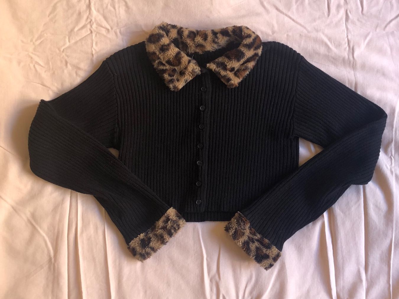 Top: crop cardigan à col léopard – Usato da Lausanne venduto da emm_sc77 1