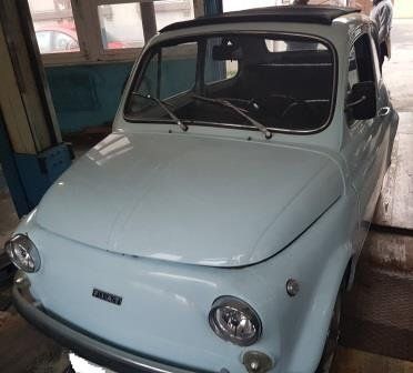 Belle petite Oldtimer Fiat 500L, de 1971. Toit décapotable.