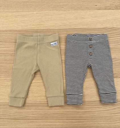 2 Leggings Grösse 59cm beige und gestreift