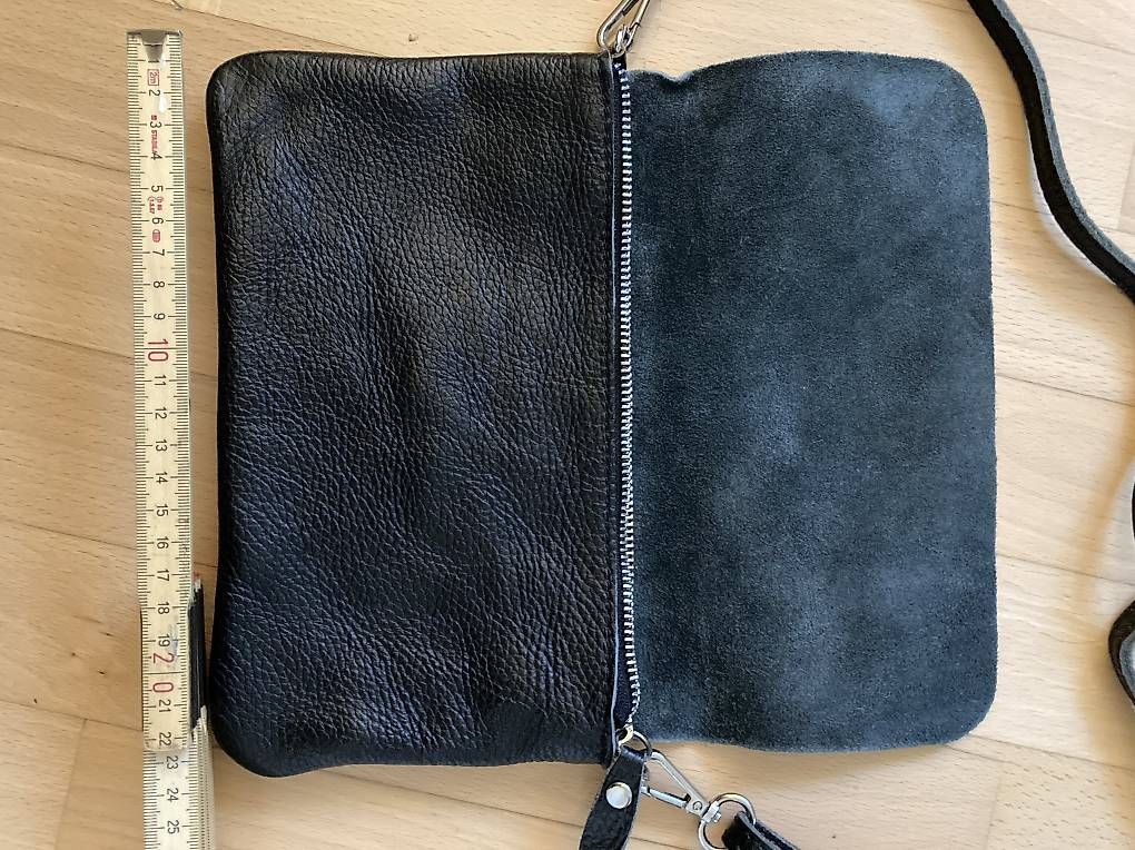 Borse da donna: Leder Umhängetasche  – Usato da zürich venduto da shantima 2