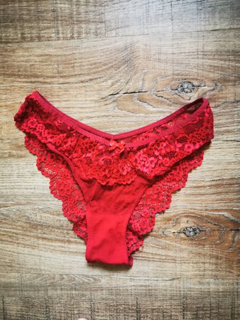 Rote Spitzen-Dessous, Grösse M
