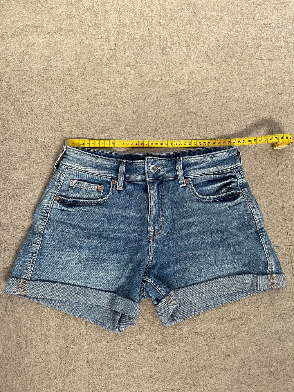 H&M Pantaloni: Denim Shorts H&M – Usato da Basel venduto da Robyn20 6