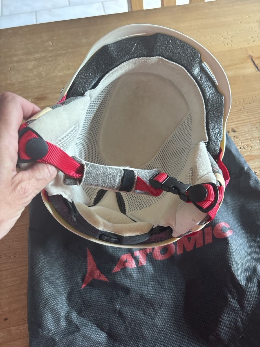Atomic Helme: Skihelm Atomic weiss Grösse M mit Beutel gebraucht – Gebraucht aus Bergdietikon von anne.schatzmann 2