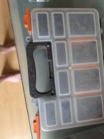 Werkzeugkasten mit Fächern und Griff 