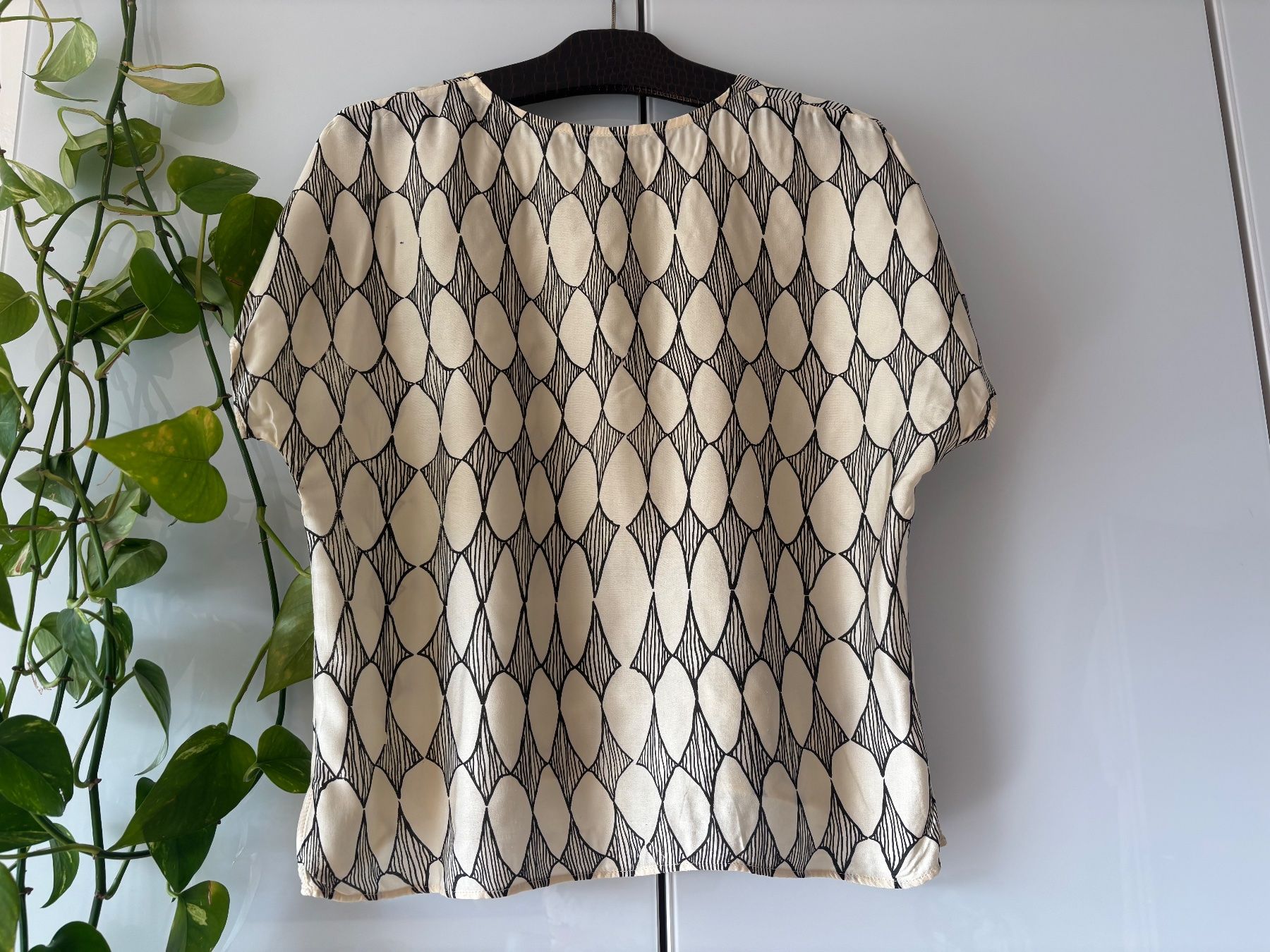 T-shirt: KOMANA Shirt mit abstraktem Print – Difettoso da Zürich venduto da missmodernage 2