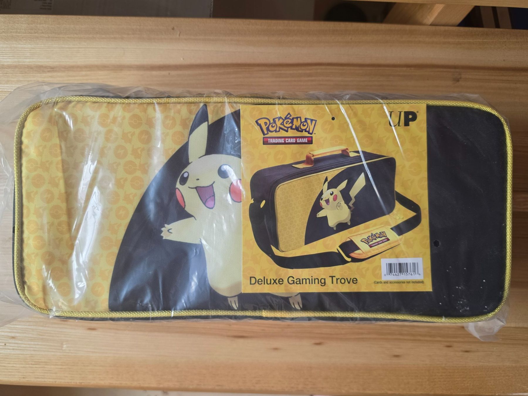 Pokémon Carte collezionabili: Pokemon Deluxe Gaming Trove Pikachu – Nuovo e nell'imballaggio originale da triesenberg venduto da wisi369
