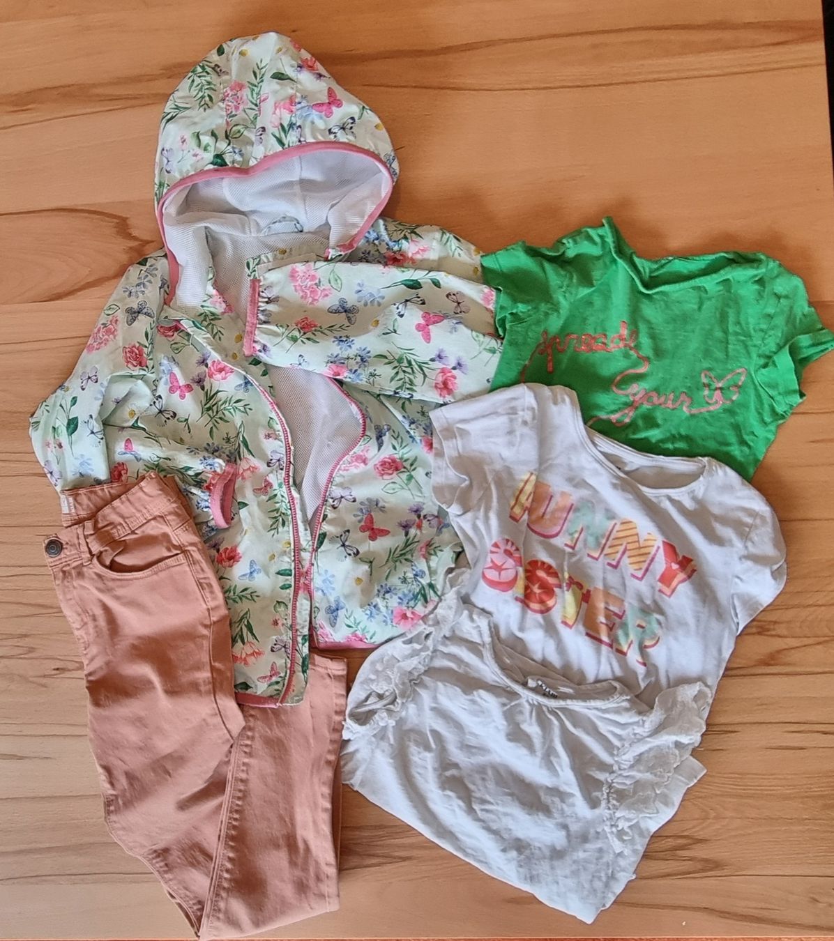 Lotti & Set di vestiti: Schönes Frühlingskleiderpaket Gr. 128 – Usato da Rickenbach Sulz venduto da Flores1980