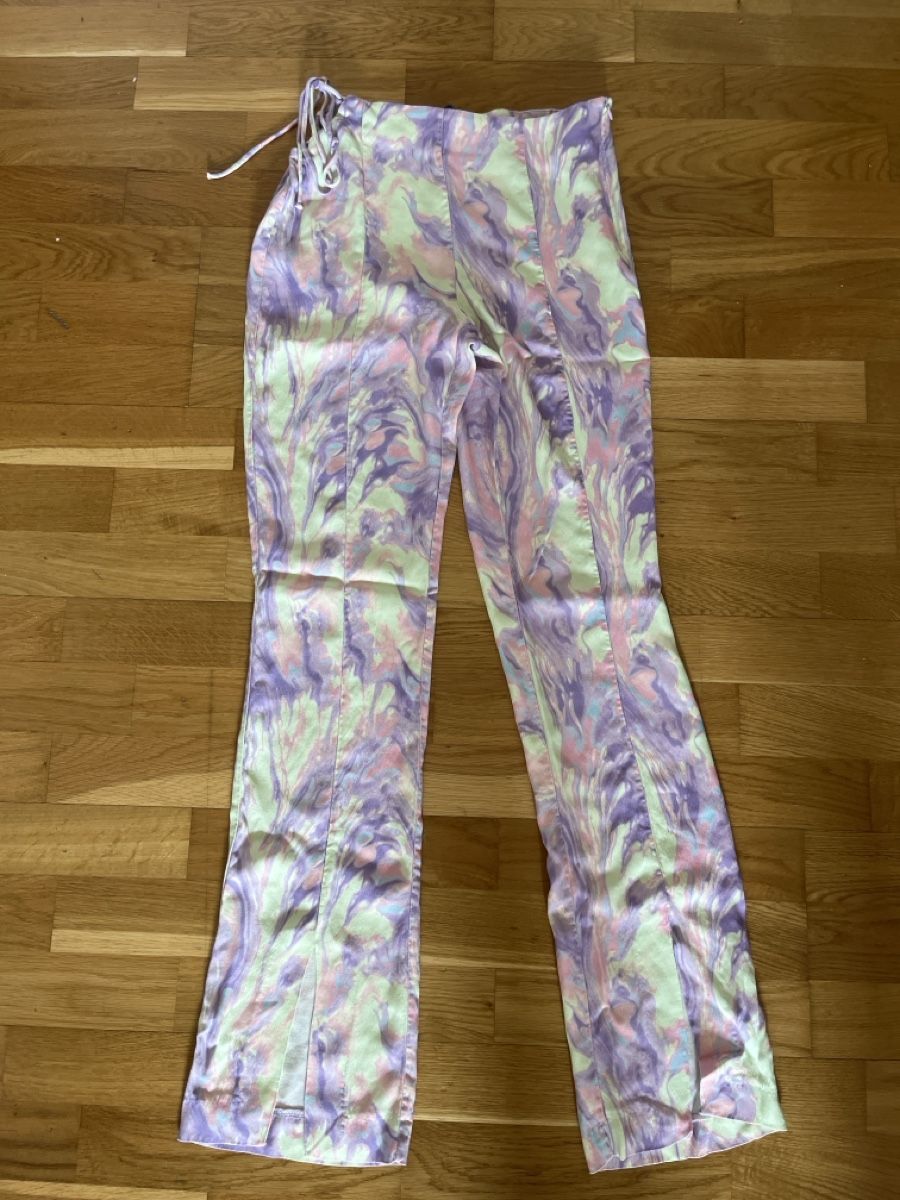 Zara Pantaloni: Farbige Hose – Usato da Zürich venduto da Samichlaaus