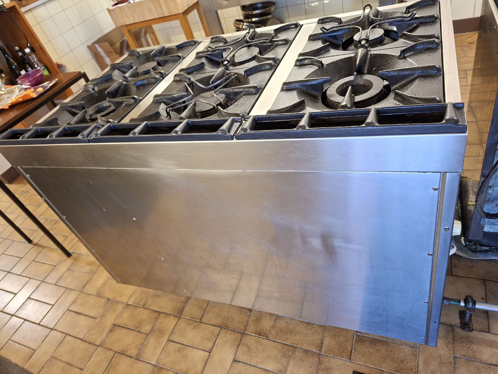 Cucine: Fourneau à gaz professionnel, 6 feux, Mareno – Usato da Les Bois venduto da lis_zy2y 4