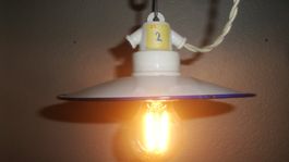 Kellerlampe mit Emaillierter Lampenschirm